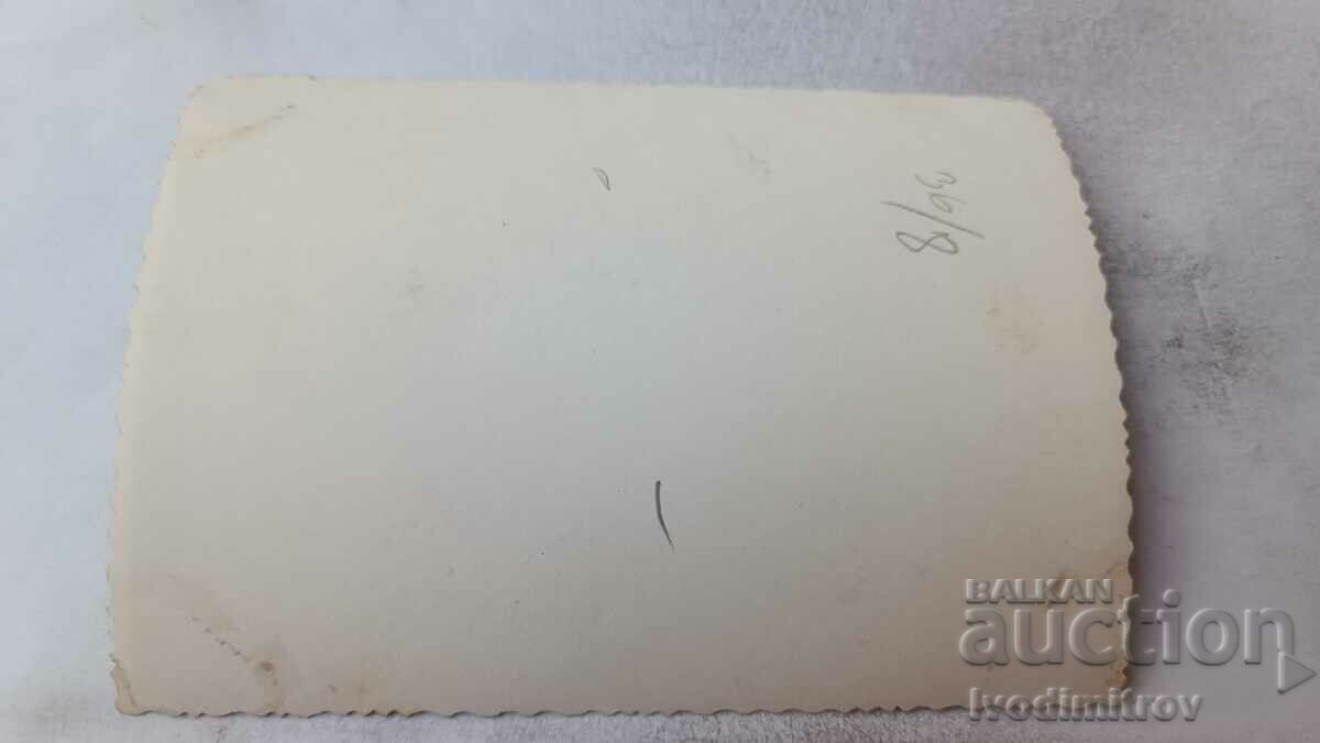 Φωτογραφία Νεαρά κορίτσια με παραδοσιακές φορεσιές με τιμή 1.85 BGN | € 0.95