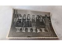 Снимка Млади момичета с народни носии