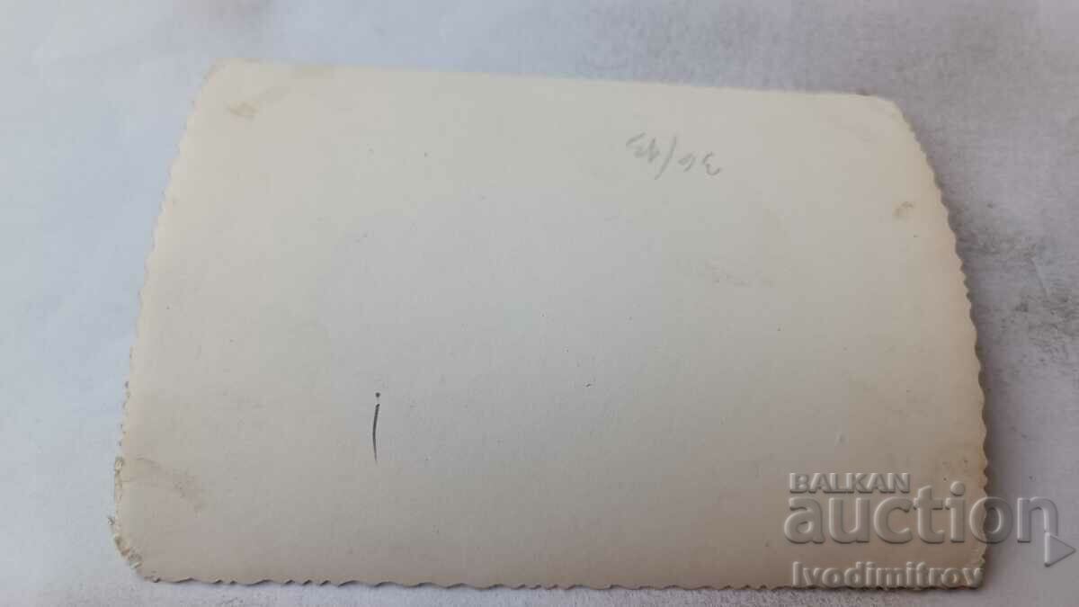 Φωτογραφία Νεαρά κορίτσια με λαϊκές φορεσιές που παίζουν χορό με τιμή 1.85 BGN | € 0.95 Φωτογραφία Νεαρά κορίτσια με λαϊκές φορεσιές που παίζουν χορό με τιμή 1.85 BGN | € 0.95