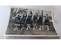 Снимка Млади момичета с народни носии играещи хоро