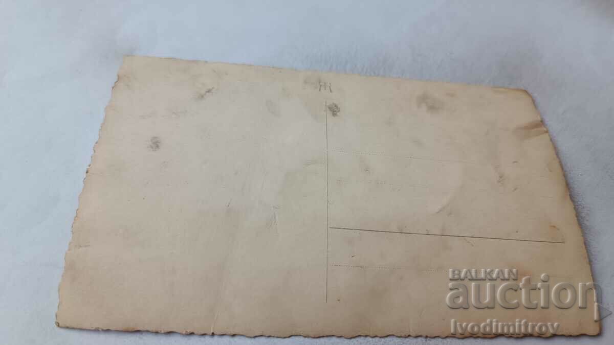 Φωτογραφία Τρία αγόρια ως μπουκάλια φαρμακοποιού στο δρόμο με τιμή 2.65 BGN | € 1.35