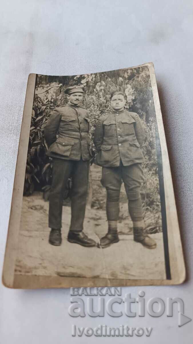 Foto Doi soldați