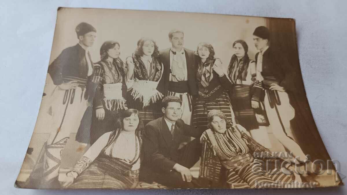 Photo Young men and women in folk costumes