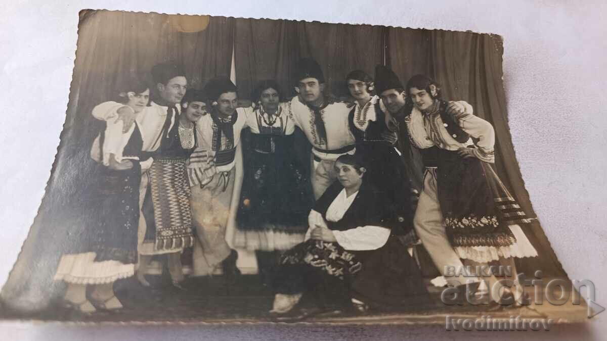 Photo Young men and women in folk costumes