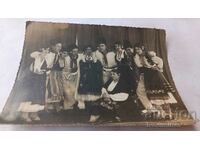 Снимка Младежи и девойки с народни носии