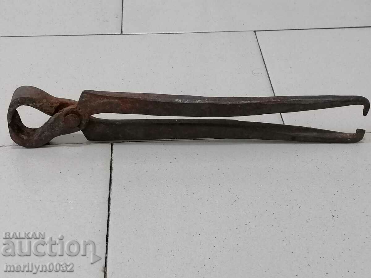 Delivery of Old pliers, wrought iron, pincers tool