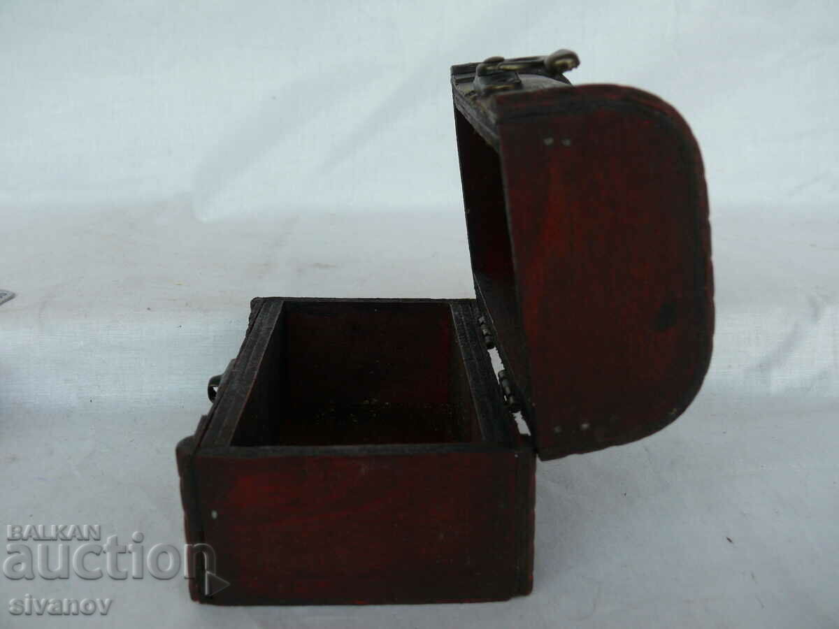 Auction  Old wooden box #1567