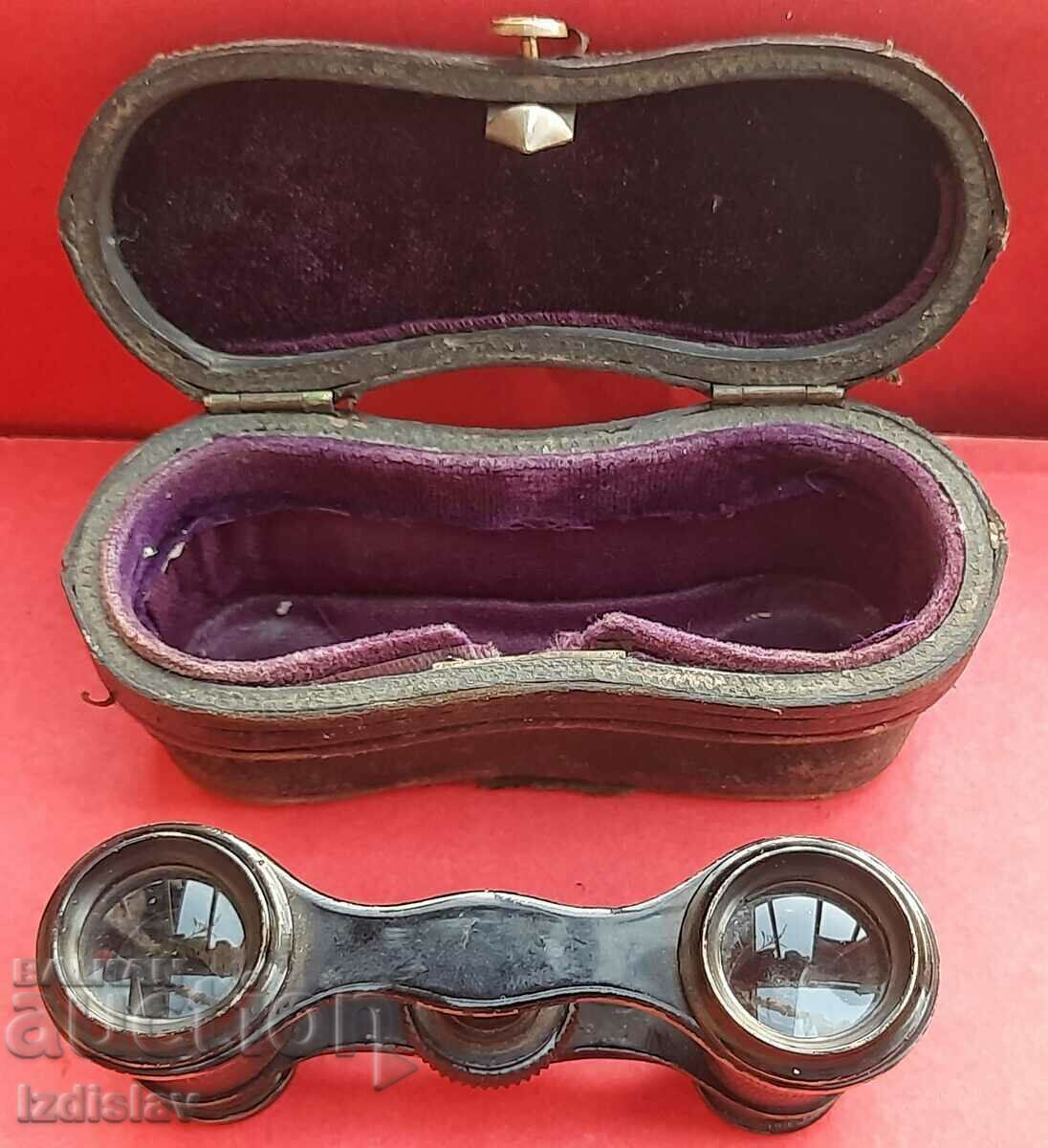 Delivery of Antique military binoculars with leather case