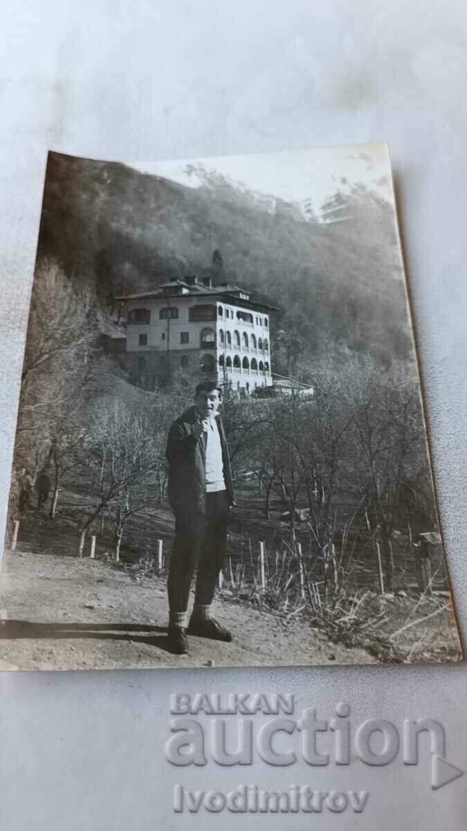 Photo Young man in front of a rest station in the mountains 1969