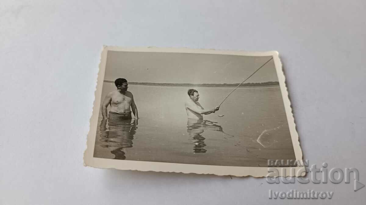 Εικόνα Δύο άνδρες με ένα καλάμι ψαρέματος στη θάλασσα