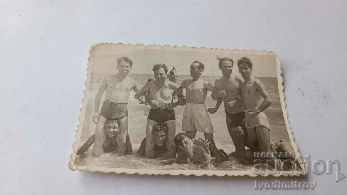 Foto Bărbați pe plajă