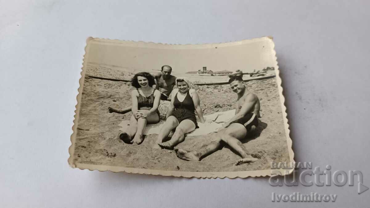 Fotografie Burgas Doi tineri și două fete pe plajă 1941