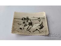 Снимка Бургасъ Двама млади мъже и две девойки на плажа 1941