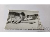 Photo Young woman on a mattress on the beach