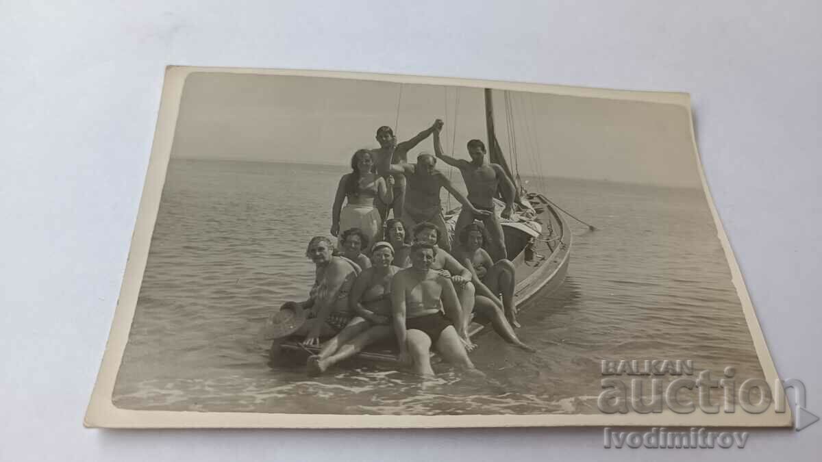 Photo Men and women on a sailboat