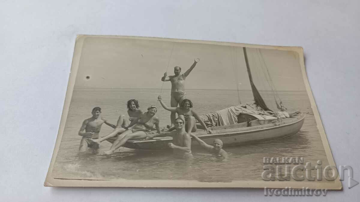 Fotografie Bărbați și femei pe o barcă cu pânze