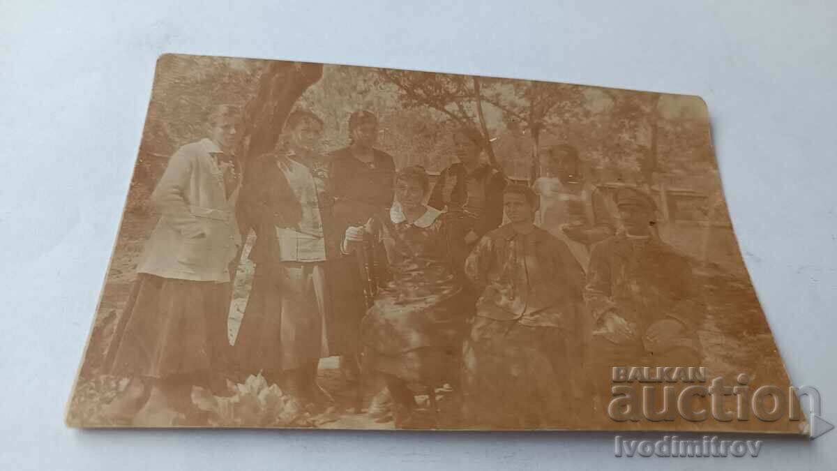 Αξιωματικός φωτογραφίας και νεαρά κορίτσια κάτω από το δέντρο 1917