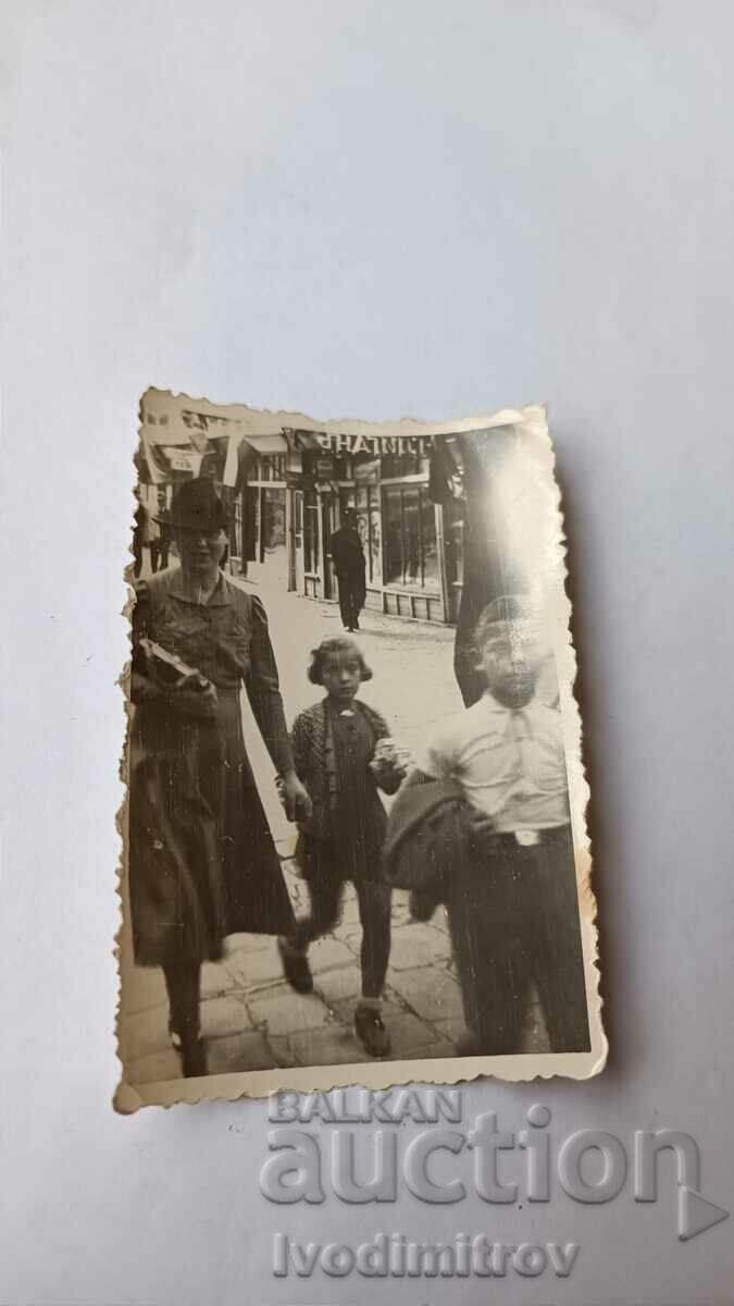 Photo Sofia A woman and two children on a walk