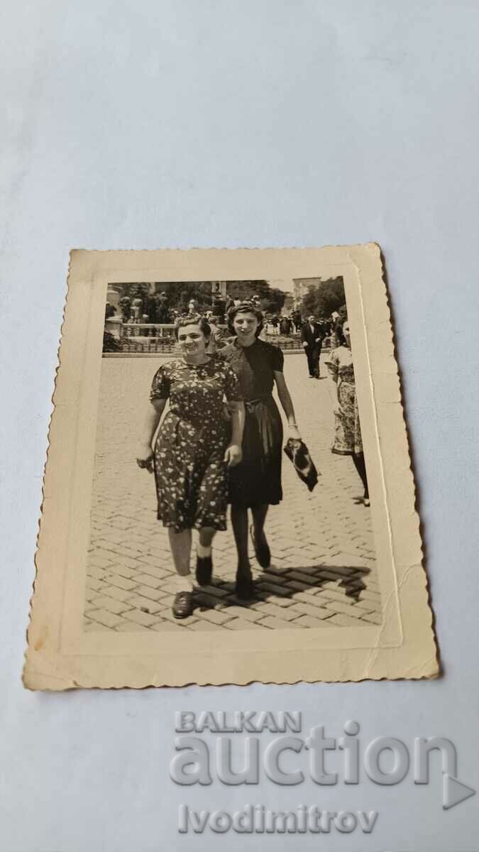 Снимка София Две млади жени на разходка 1939