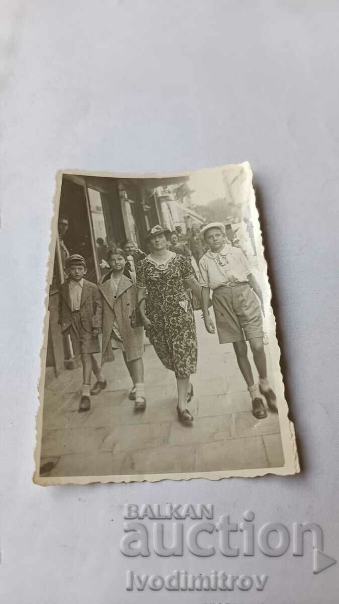 Φωτογραφία Σοφία Γυναίκα και τρία παιδιά σε μια βόλτα