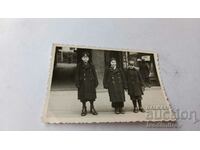 Ska Sofia Δύο αγόρια και ένα κορίτσι με χειμωνιάτικα παλτό στο πεζοδρόμιο
