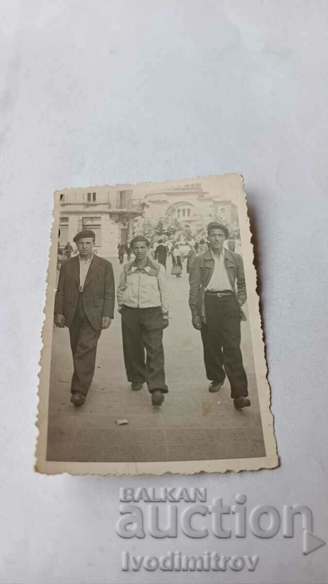 Снимка София Трима млади мъже на разходка