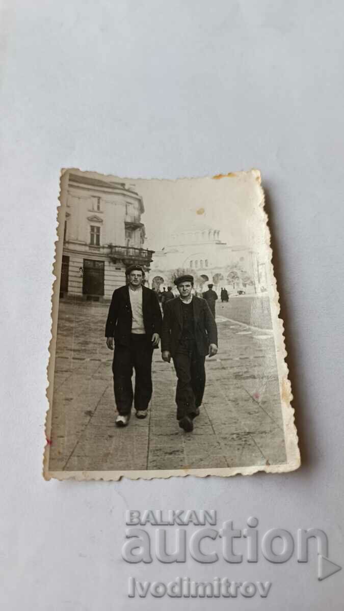 Снимка София Двама млади мъже на разходка