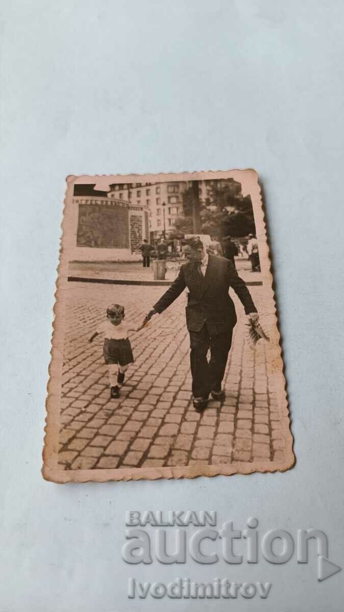 Photo Sofia A man and a little boy on a walk