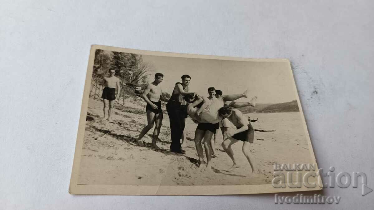 Photo Young men fighting on the beach