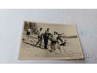 Photo Young men fighting on the beach