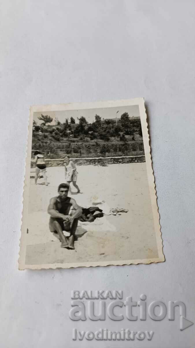 Φωτογραφία Νεαρός άνδρας στην παραλία