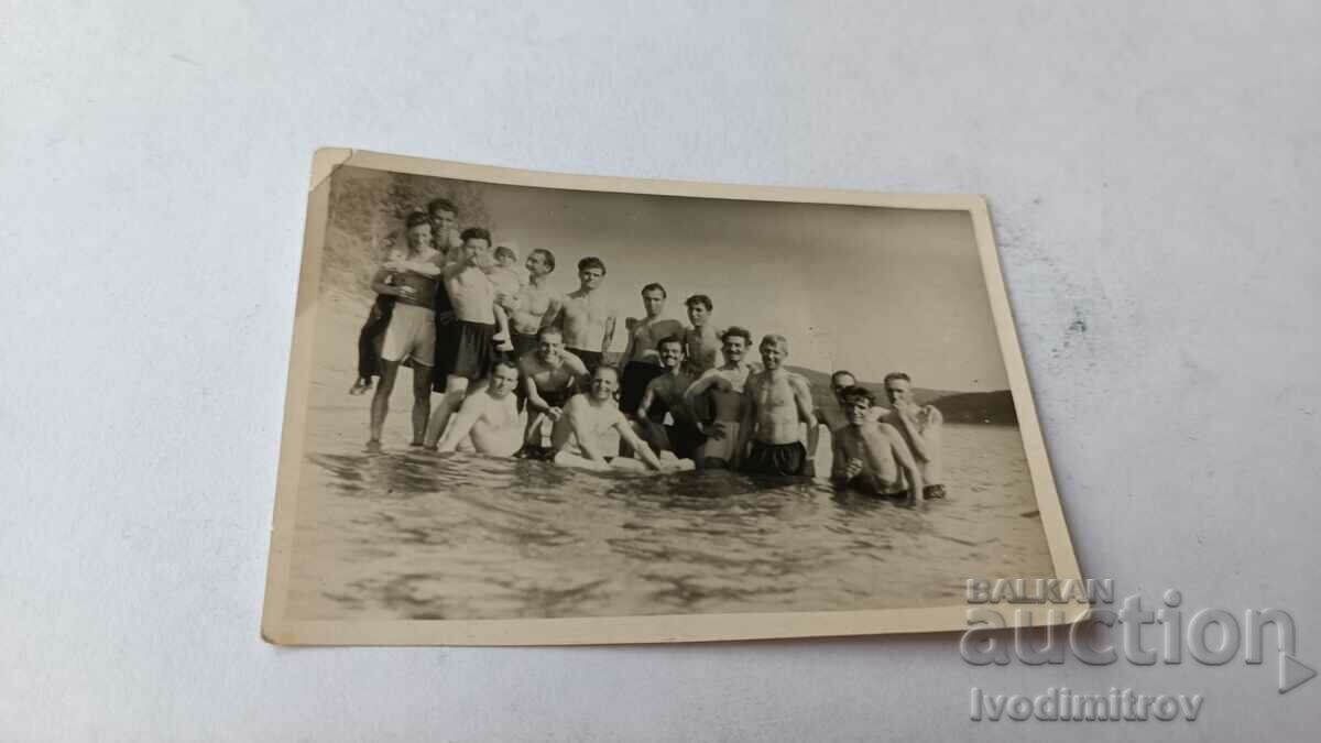 Снимка Мъже и младежи на брега на морето