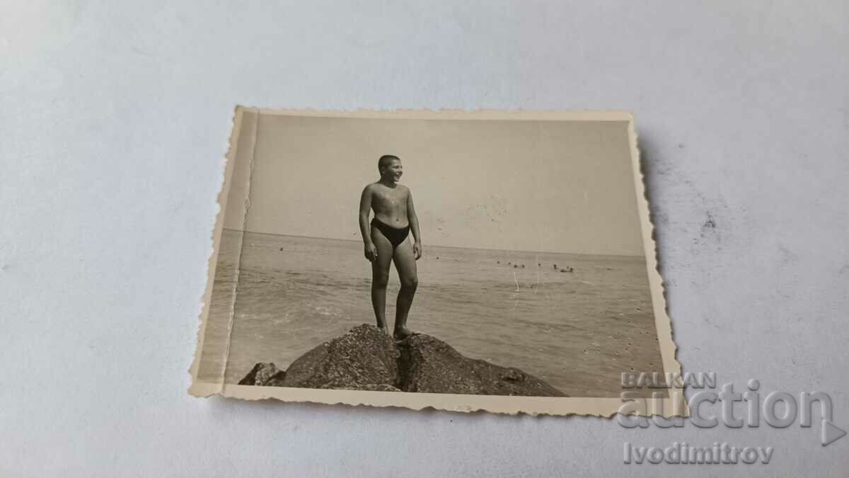 Снимка Младеж на скала над морето 1955