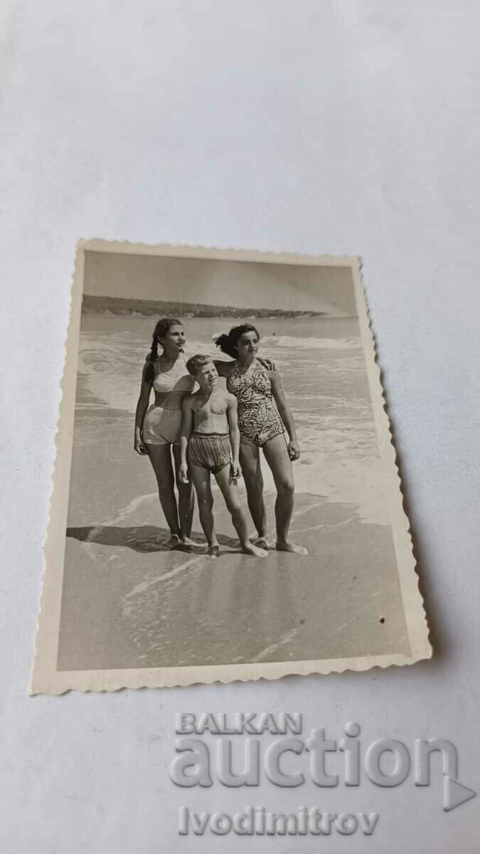 Photo A boy and two young girls on the beach