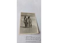 Снимка Момче и две млади момичета на брега на морето