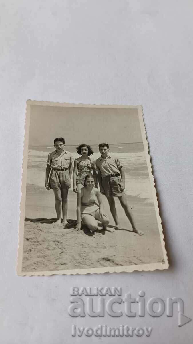 Φωτογραφία Δύο αγόρια και δύο κορίτσια στην παραλία