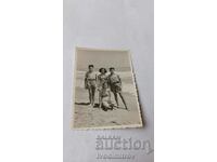 Foto Doi băieți și două fete pe plajă