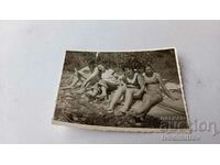 Foto Tânăr și trei femei pe iarbă