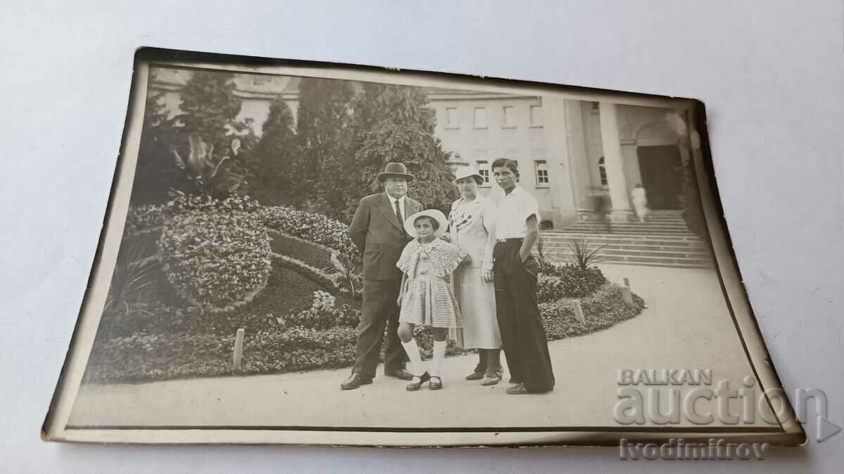 Foto Bankya Doi bărbați, o femeie și o fată în parc