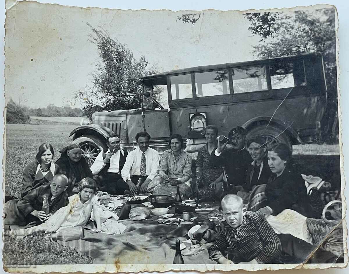 A picnic in the automobile of the thirties with price 14.99 BGN | € 7.66 A picnic in the automobile of the thirties with price 14.99 BGN | € 7.66