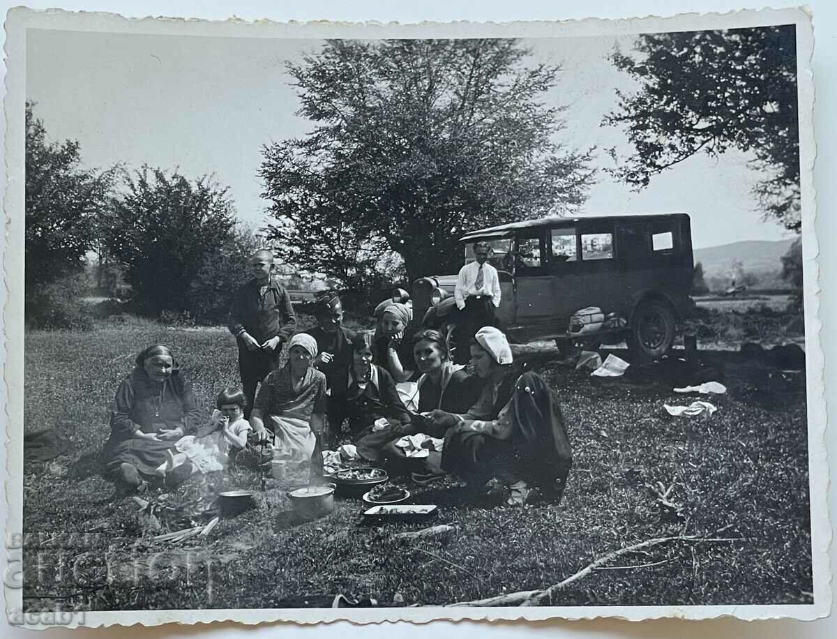 Auction A picnic in the automobile of the thirties Auction A picnic in the automobile of the thirties