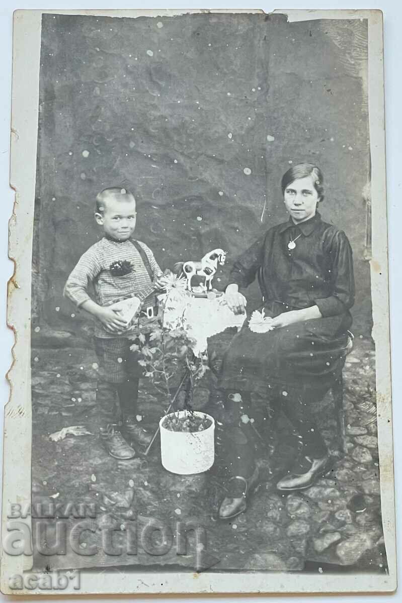Φωτογραφία μητέρας και παιδιού στην αυλή