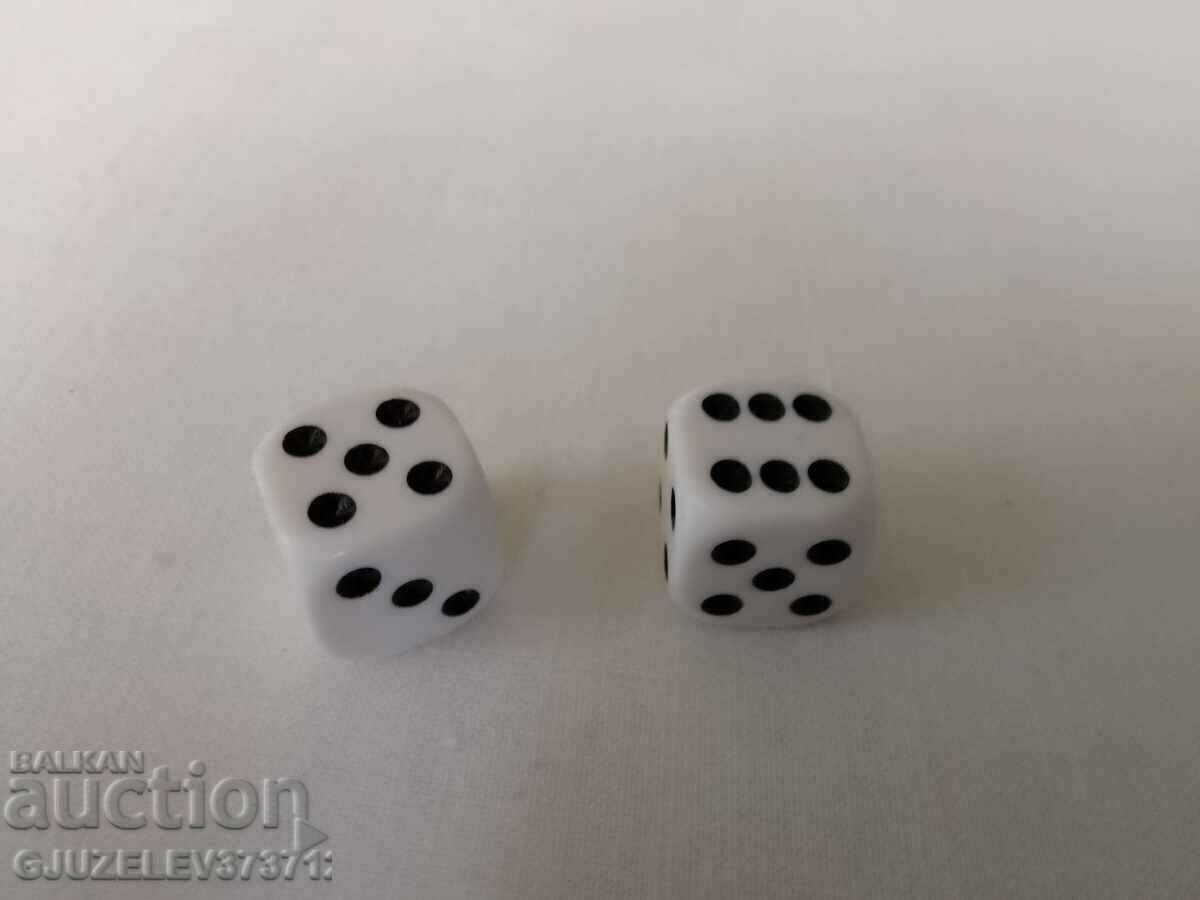 Auction Bakelite dice Auction Bakelite dice