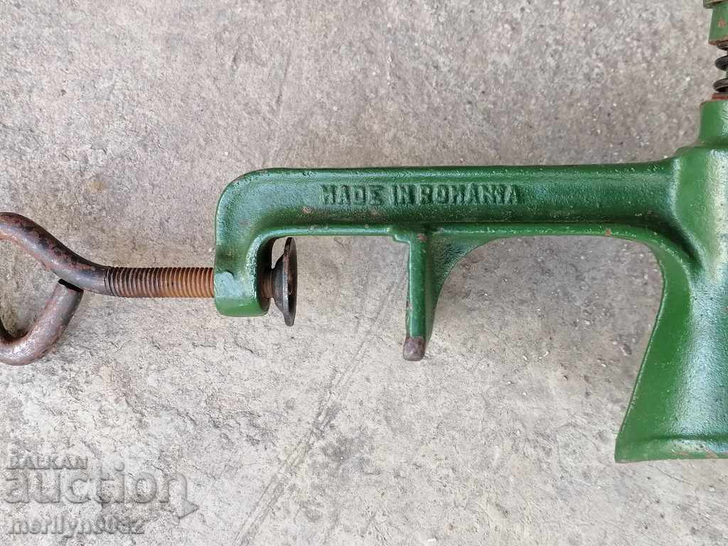 Romanian grinder for walnuts and nuts machine 60s - 5 Romanian grinder for walnuts and nuts machine 60s - 5