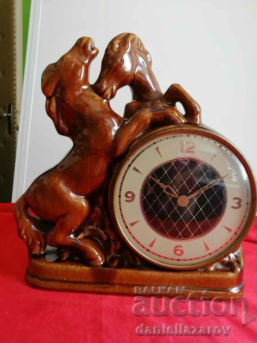 Ceas de masă vechi german din porțelan HORSE