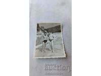Foto Doi tineri în costume de baie lângă piscină