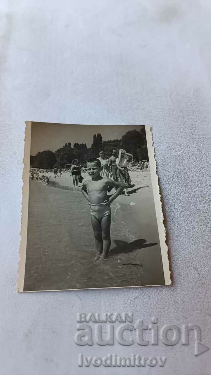 Снимка Сталин Момче на брега на морето
