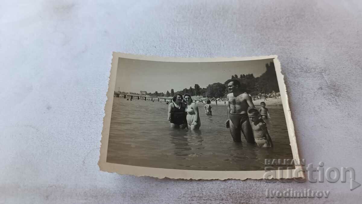 Εικόνα Ένας άντρας, δύο γυναίκες και ένα αγόρι στην παραλία