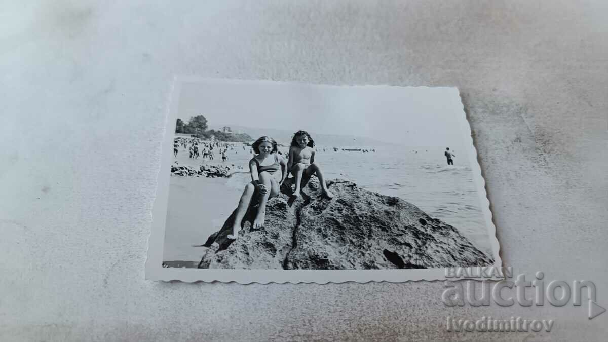 Fotografie Prietenie Două fetițe pe o stâncă deasupra mării