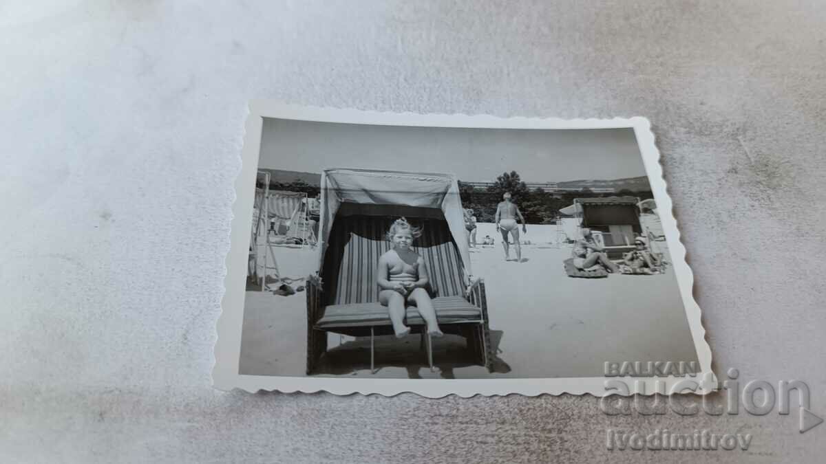 Φωτογραφία Zl. sands Μικρό κορίτσι σε μια ξαπλώστρα στην παραλία 1969